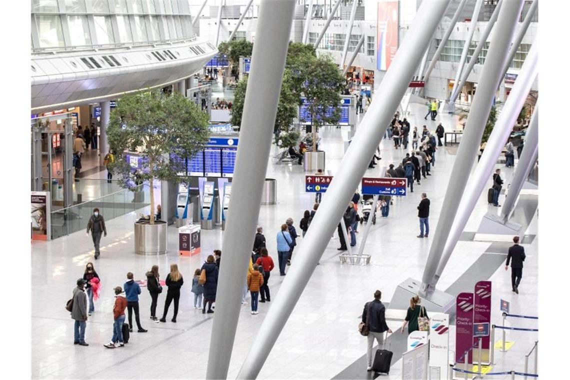 Schlangestehen vor einem Testzentrum am Düsseldorfer Flughafen. Nicht nur Reisende können sich hier testen lassen. Foto: Marcel Kusch/dpa