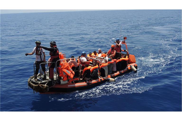 Schlauchboot mit geretteten Migranten im Mittelmeer (Archivbild)