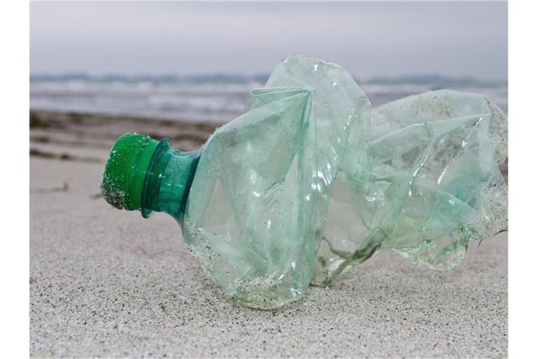 Schlecht für die Umwelt - egal in welcher Form: Die Einwegflasche aus Plastik. Foto: Stefan Sauer