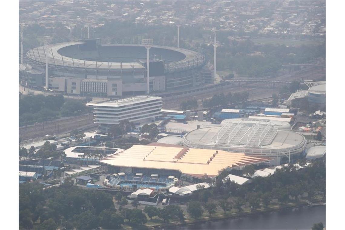 Schlechte Luft über der Rod-Laver-Arena in Melbourne. Foto: David Crosling/AAP/dpa