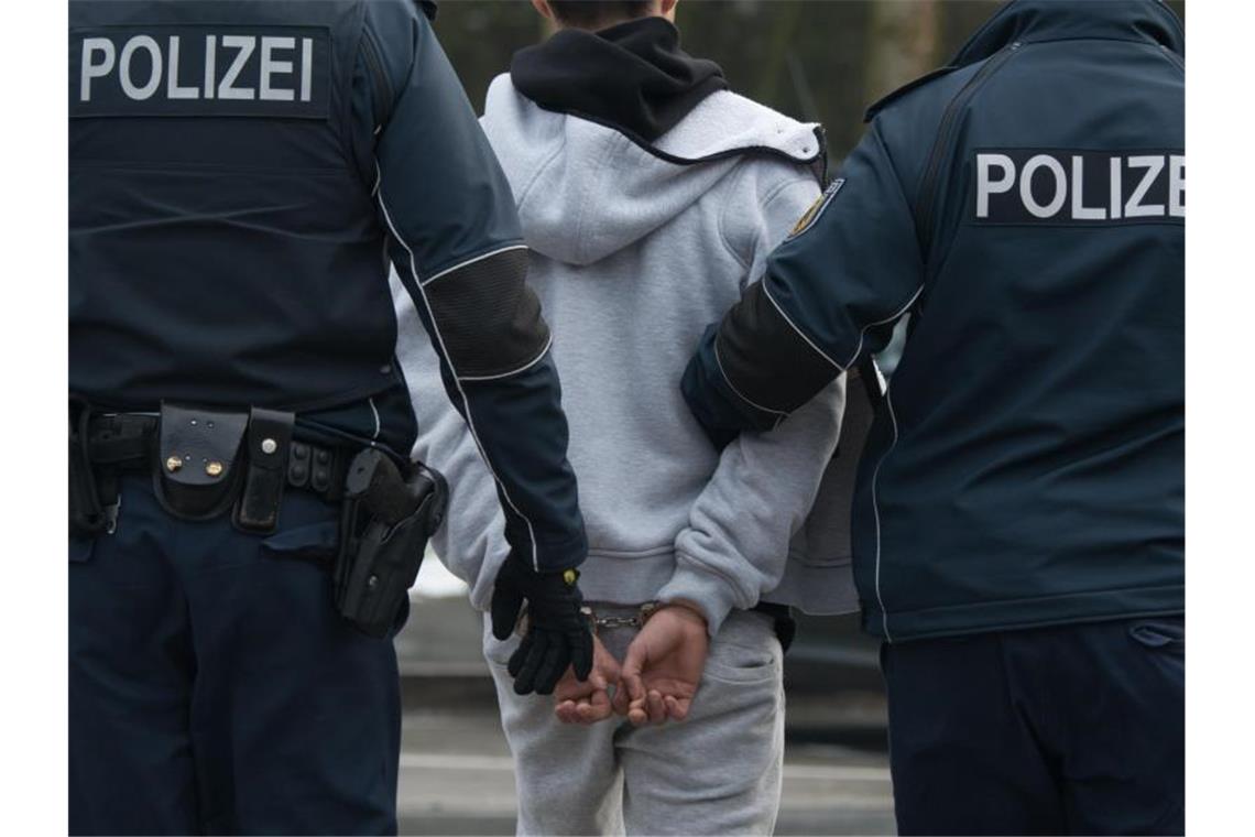 Weniger Straftaten - aber mehr Gewalt von Jugendlichen Schleierfahnder nehmen einen Mann fest. Foto: Armin Weigel/dpa