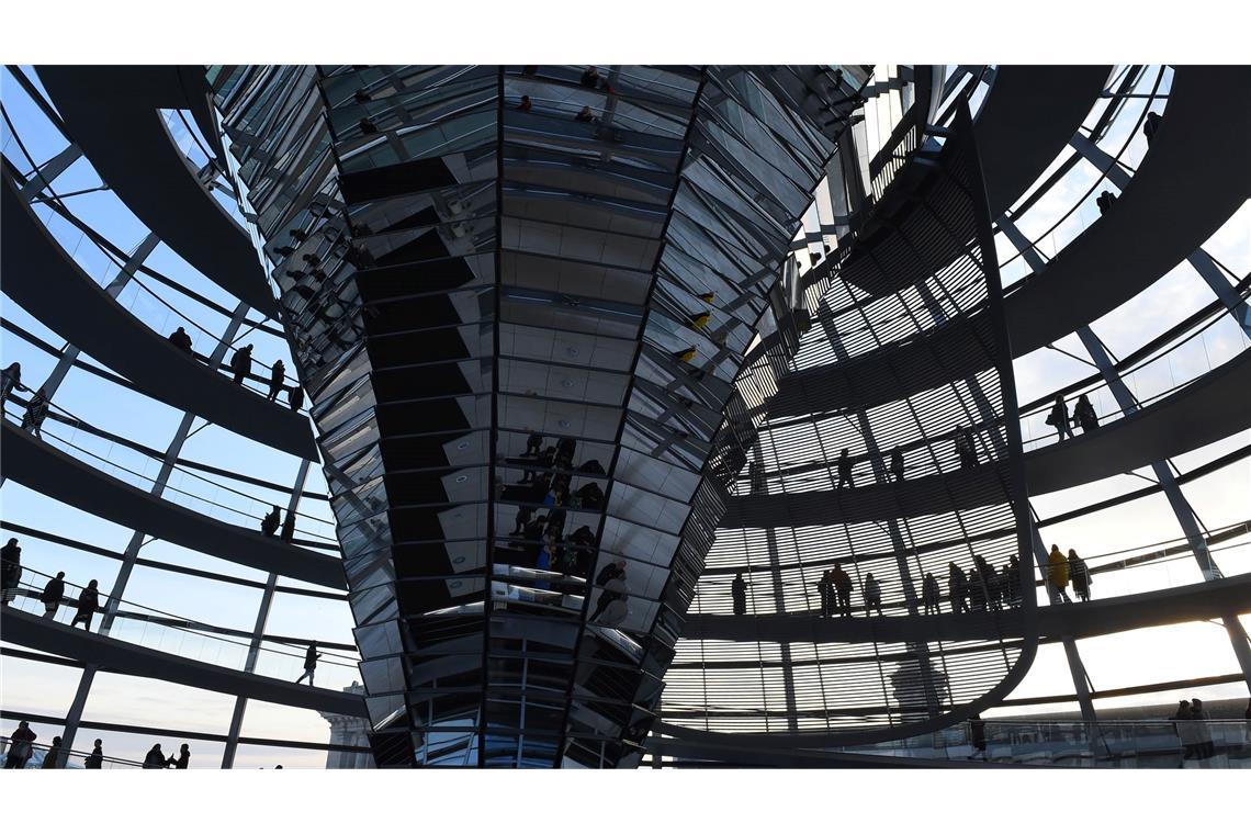 Reichstagskuppel-Architekt Foster wird 90 Schlendern und schauen: Menschen besuchen die Kuppel.