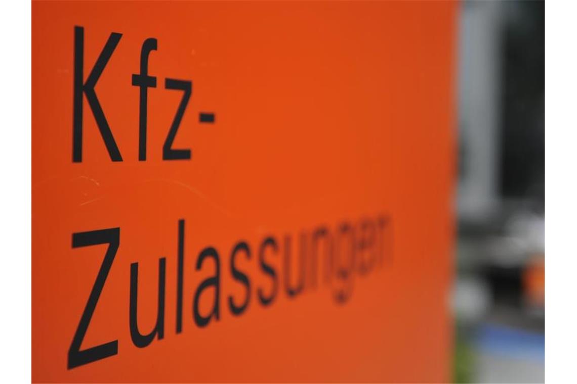 Auto-Verbände sauer über schleppende Kfz-Zulassungen Schleppende Kfz-Zulassungen sind in der Corona-Krise zu einem ernsten wirtschaftlichen Problem geworden. Foto: Marc Müller/dpa/Archivbild