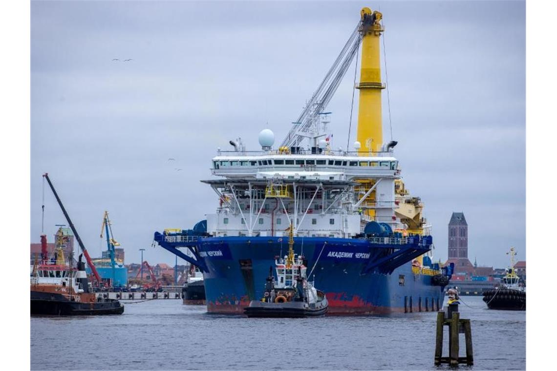 Schlepper ziehen das russische Rohr-Verlegeschiff „Akademik Tscherski“ aus dem Seehafen Richtung Ostsee. Foto: Jens Bttner/dpa-Zentralbild/dpa