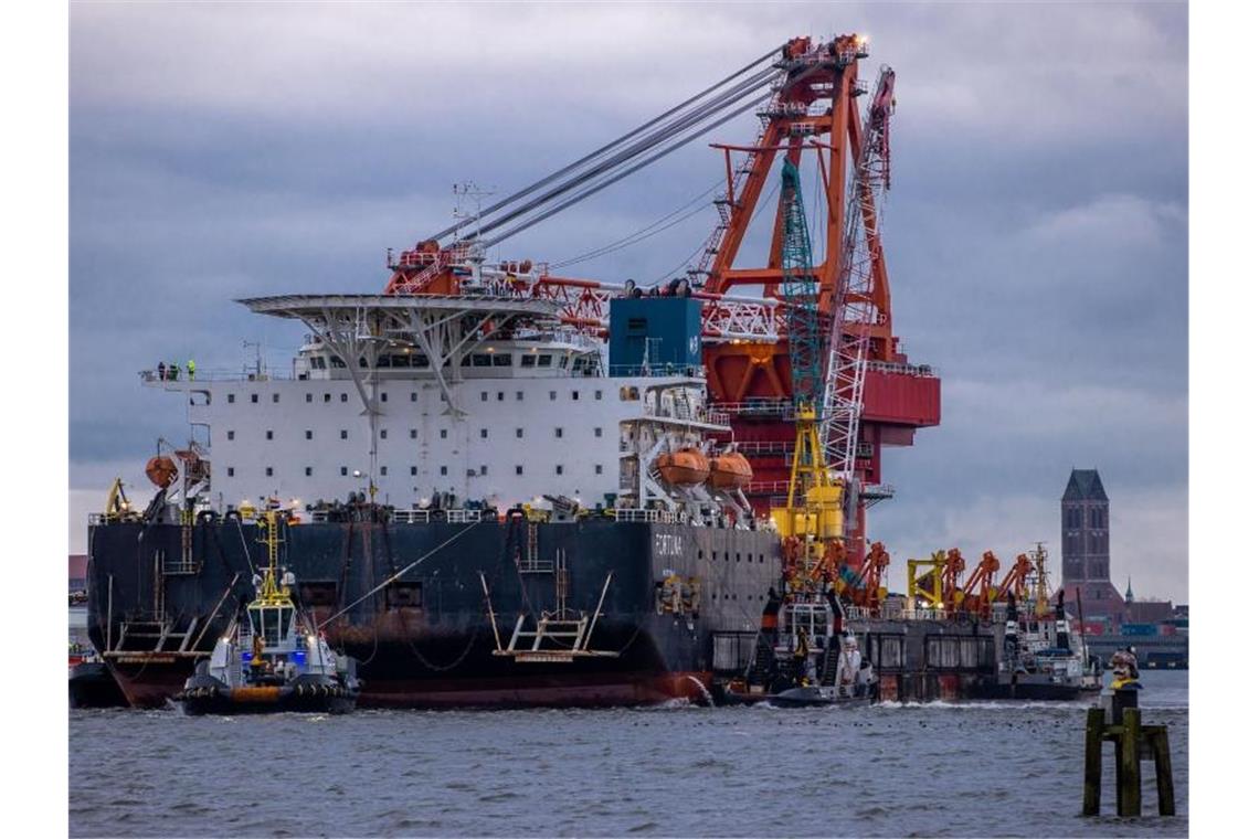 Schlepper ziehen das russische Rohr-Verlegeschiff „Fortuna“ aus dem Hafen auf die Ostsee. Foto: Jens Büttner/dpa-Zentralbild/ZB