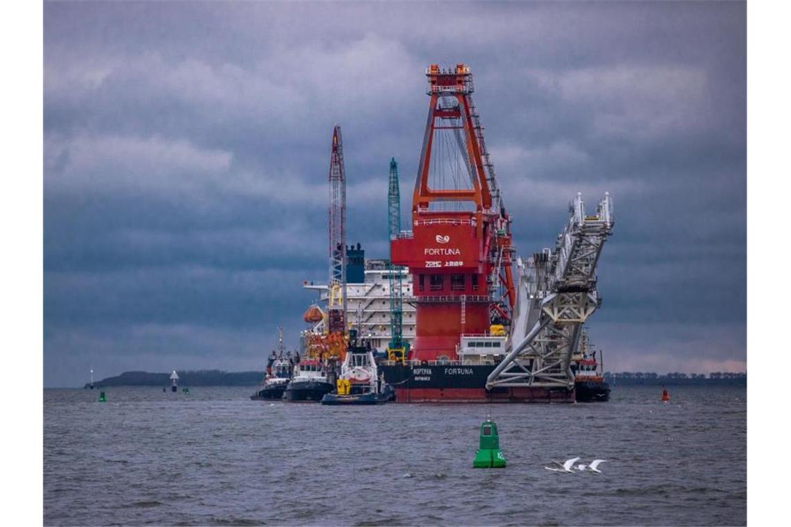 Ukrainischer Premier warnt vor Folgen von Nord Stream 2 Schlepper ziehen das russische Rohr-Verlegeschiff „Fortuna“ auf die Ostsee. Das Spezialschiff wird für Bauarbeiten an der deutsch-russischen Ostsee-Gaspipeline Nord Stream 2 eingesetzt. Foto: Jens Büttner/dpa-Zentralbild/dpa