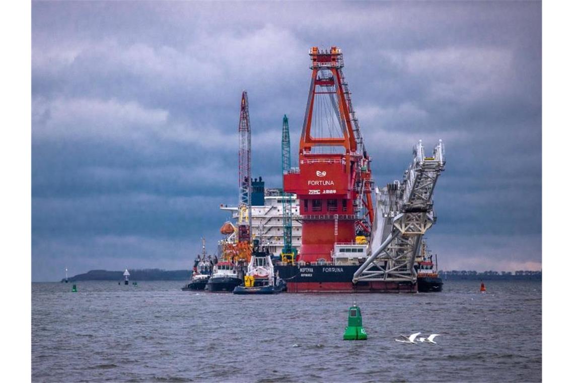 Schlepper ziehen das russische Rohr-Verlegeschiff „Fortuna“ aus dem Hafen auf die Ostsee. Foto: Jens Büttner/dpa-Zentralbild/dpa