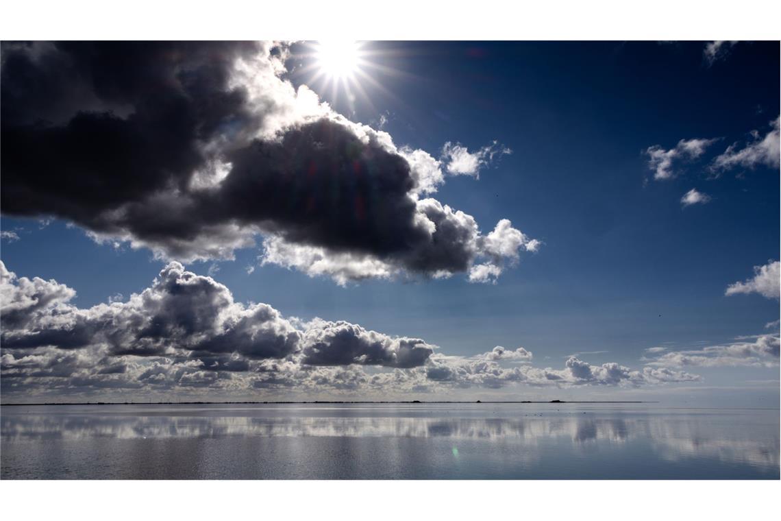 Welche Folgen der Klimawandel auf das Wattenmeer hat Schleswig-Holstein, Reußenköge: Die Sonne scheint auf die Nordsee. Vor 40 Jahren beschloss der Kieler Landtag die Einrichtung eines Nationalparks im schleswig-holsteinischen Wattenmeer. 2009 wurde das Wattenmeer von der Unesco als Weltnaturerbe anerkannt.