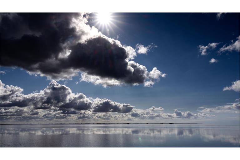 Schleswig-Holstein, Reußenköge: Die Sonne scheint auf die Nordsee. Vor 40 Jahren beschloss der Kieler Landtag die Einrichtung eines Nationalparks im schleswig-holsteinischen Wattenmeer. 2009 wurde das Wattenmeer von der Unesco als Weltnaturerbe anerkannt.