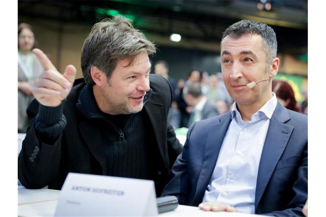 Schleswig-Holsteins damaliger Umweltminister Robert Habeck (l, Grüne) und der Vorsitzende von Bündnis 90/Die Grünen, Cem Özdemir auf dem Parteitag von Bündnis 90/Die Grünen. Foto: Kay Nietfeld/dpa