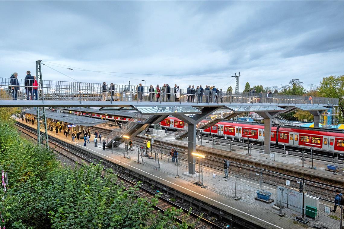 Brückenschlag für den Backnanger Bahnhof der Zukunft „Schlichte, aber prägnante Formensprache“: Die neue Stadtbrücke verbindet die Maubacher Höhe mit der Innenstadt und den Bahnsteigen.Foto: Alexander Becher