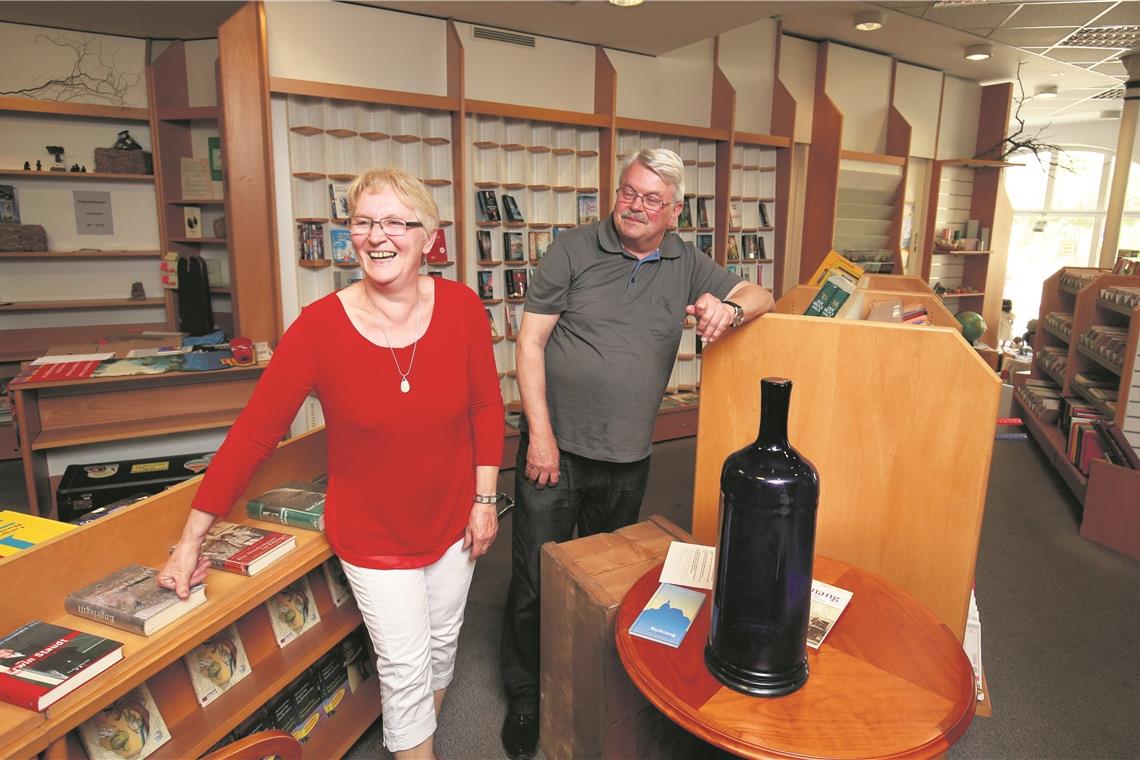 Schließen ihre Buchhandlung am 19. Juni: Heiderose und Walter Leibold. Beim Ausräumen kommen derzeit viele Raritäten und Kuriositäten zum Vorschein, zum Beispiel ein alter Glasbehälter für Tinte. Daraus wurden einst die kleineren Tintenfässer der Kundschaft befüllt. Foto: A. Becher