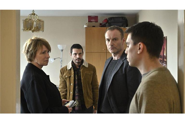 Schließlich finden die Kommissare  heraus, wo der Tote wirklich gewohnt hat: in einer WG mit seinem Bruder Luis (Henry Morales, re.) und Gabriel (Alberto Wolf, zweiter von li.)  Alle drei kommen aus Venezuela und sind illegale Wirtschaftsflüchtlinge.