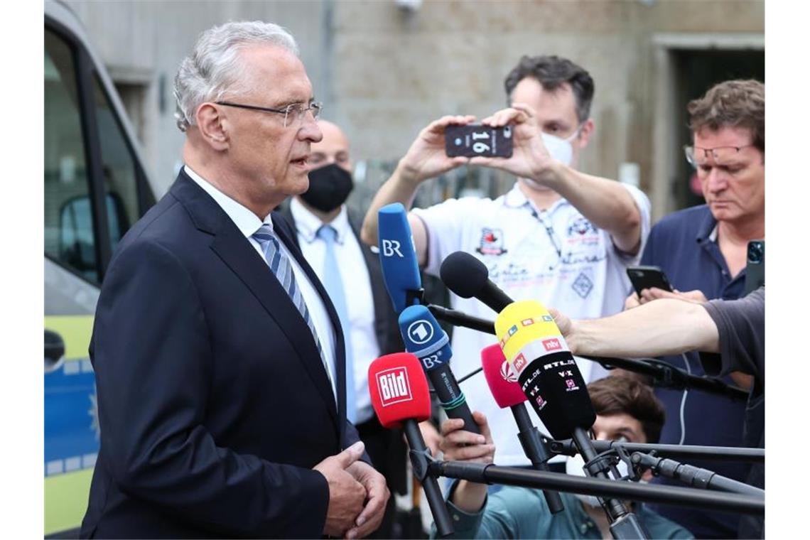 Tote und Verletzte bei Messerattacke in Würzburg Schließt einen islamistischen Anschlag nicht aus: Joachim Hermann, Innenminister von Bayern. Foto: Daniel Karmann/dpa