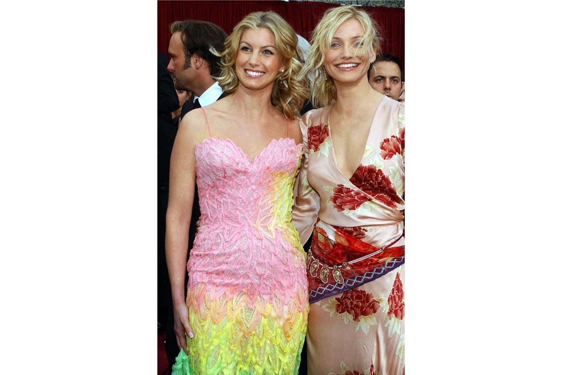 Die schlimmsten Oscar-Kleider aller Zeiten Schlimm hoch zwei: Weder Schauspielerin <b>Cameron Diaz</b> (rechts, in Ungaro), noch Sängerin <b>Faith Hill</b> (in Versace) konnten mit ihren Oscar-Roben <b>2002</b> einen Blumentopf gewinnen.