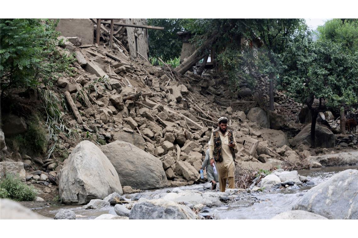 Schlimmes Erdbeben in Afghanistan: Ein Mann geht an einem vom Erdbeben zerstörten Haus vorbei.