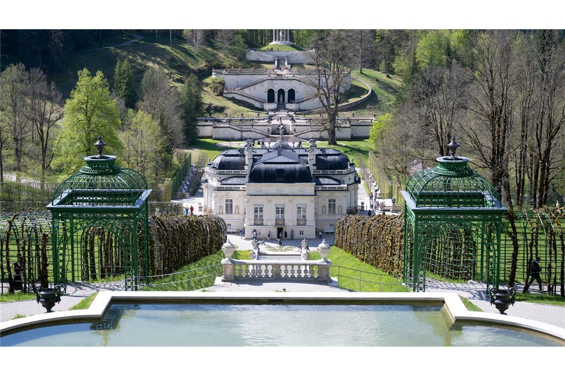 Schloss Linderhof zählt wie andere Schlösser Ludwigs zum Welterbe. (Archivbild)