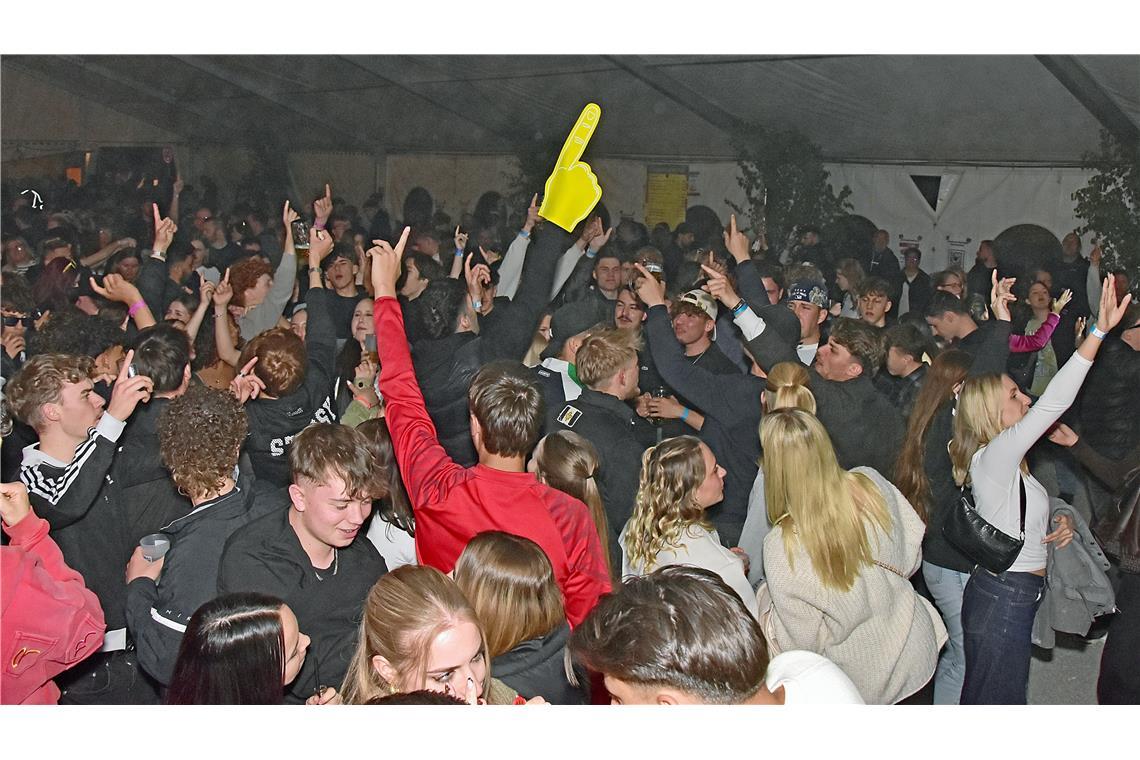 Schlossfest auf dem Ebersberg. Party am Samstagabend. 