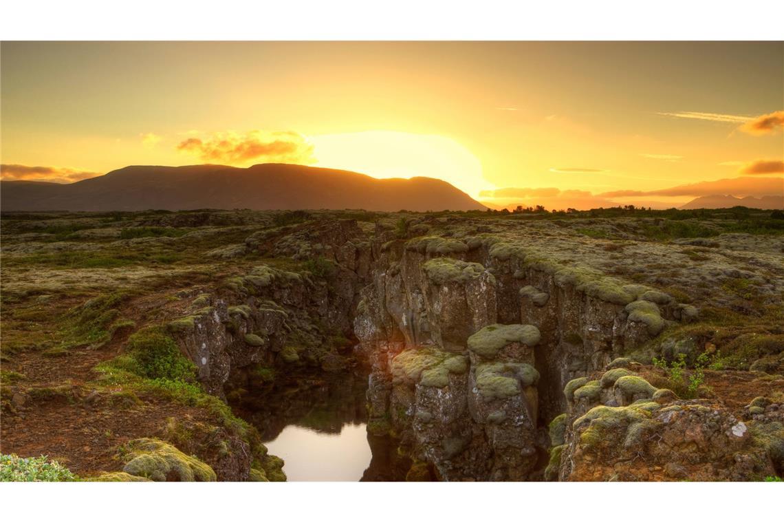 Versunkene Welten unter dem Pazifischen Ozean entdeckt Schlucht durch die auseinanderdriftende Nordamerikanische und Eurasische Platte im Nationalpark Thingvellir im Suedisland auf Island.