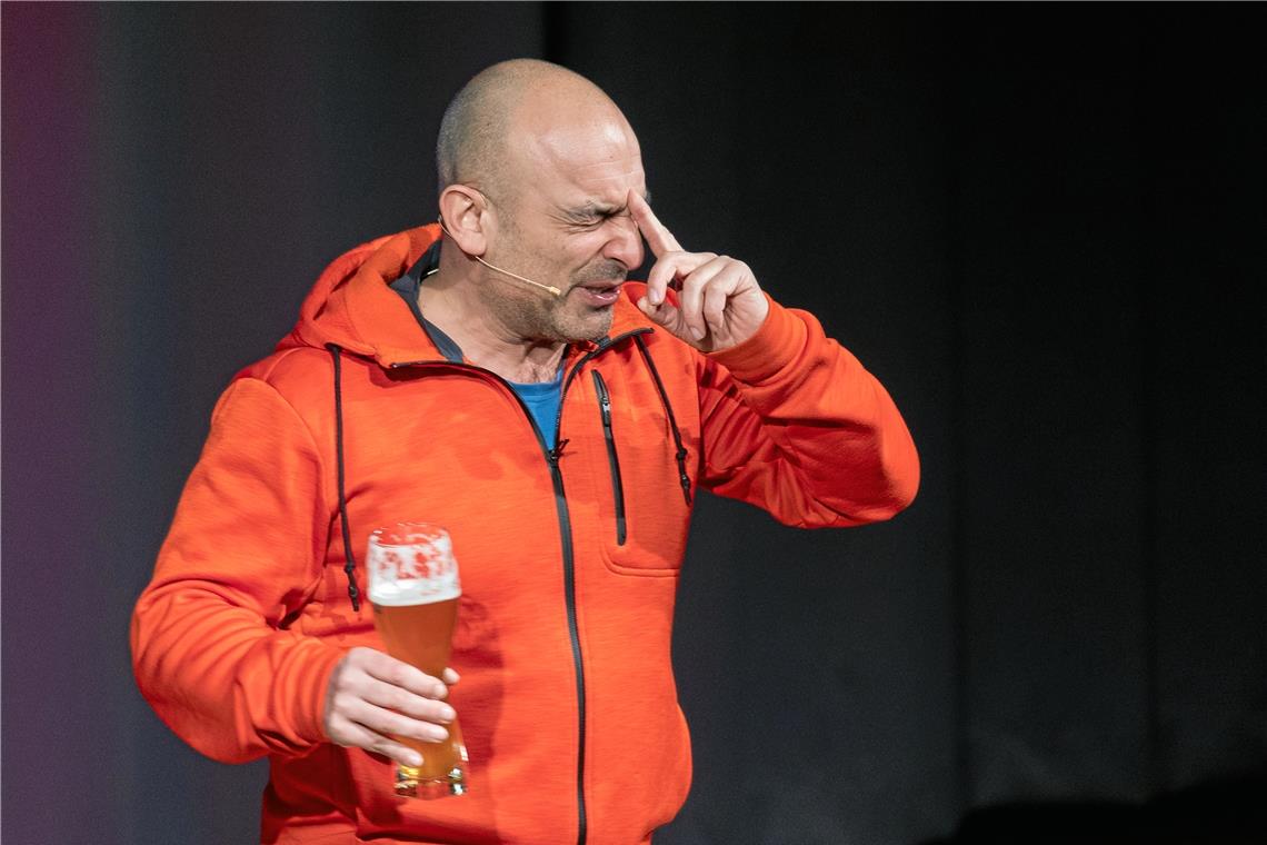 „Ich leb alle meine Fantasien aus“ Schluckt vor und nach der Pause jeweils ein Weizen weg: Django Asül. Das ist seit jeher schon Teil seines Programms. Foto: A. Becher