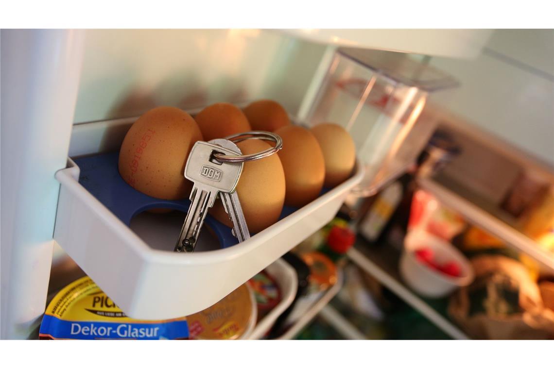 Schlüssel im Kühlschrank? Betroffene einer Demenz neigen dazu, Gegenstände an ungewöhnlichen Stellen zu verlegen.