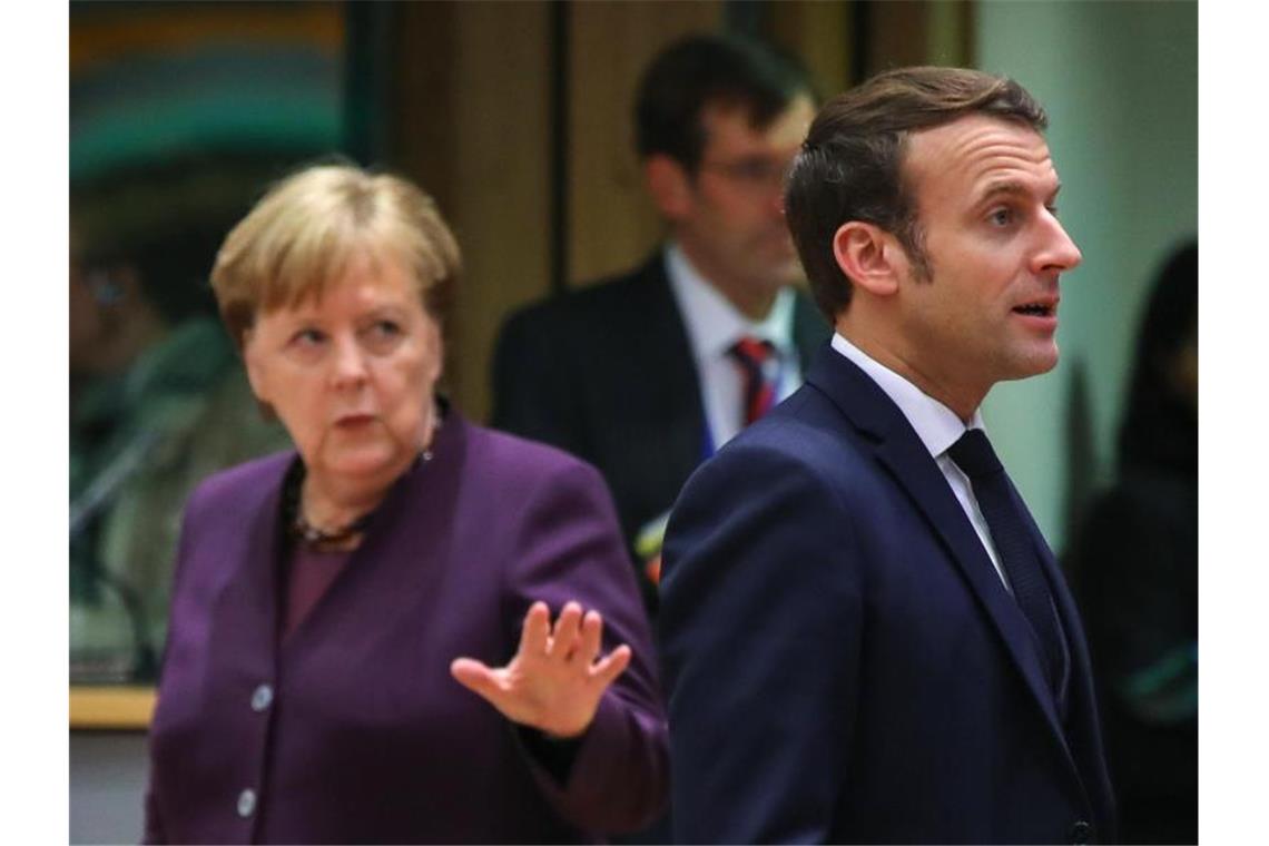 EU-Gipfel endet ohne Haushaltsplan Schlüsselfiguren im Streit um den EU-Haushalt: Frankreichs Präsdient Emmanuel Macron und Bundeskanzlerin Angela Merkel. Foto: Olivier Matthys/AP/dpa