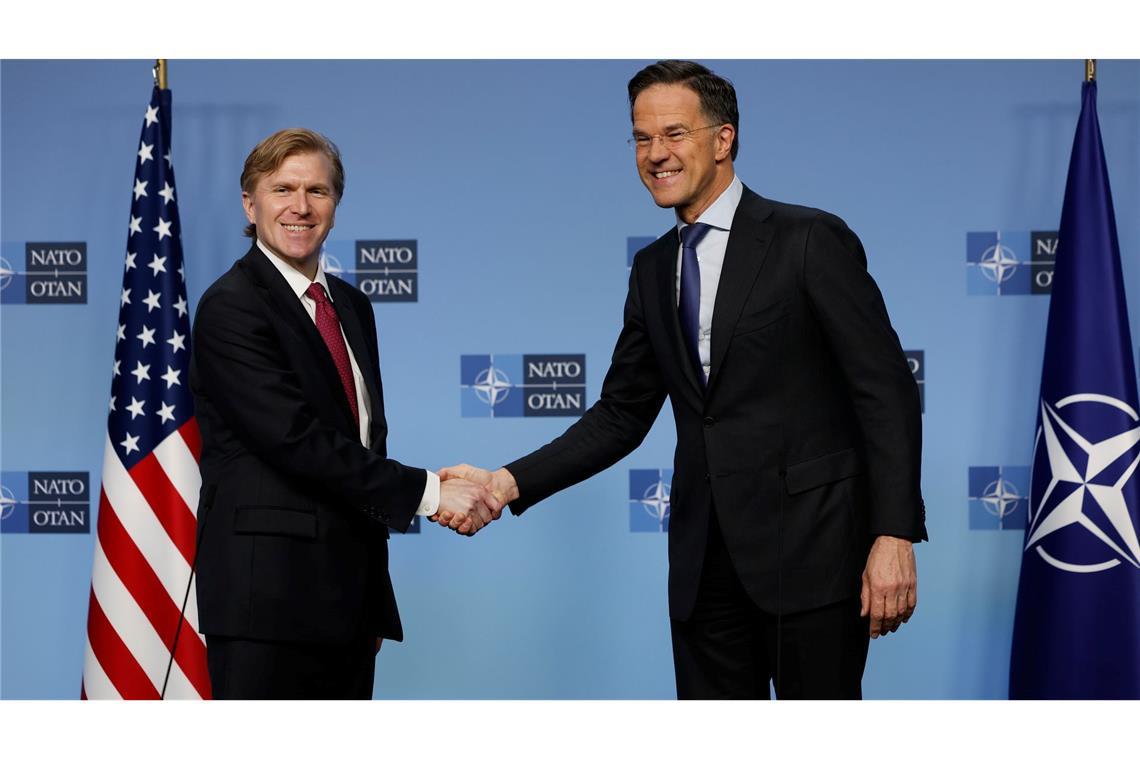 Schlug an der Seite von Nato-Generalsekretär Mark Rutte überraschend versöhnliche Töne an: US-Verteidigungsstaatssekretär Elbridge Colby (l).