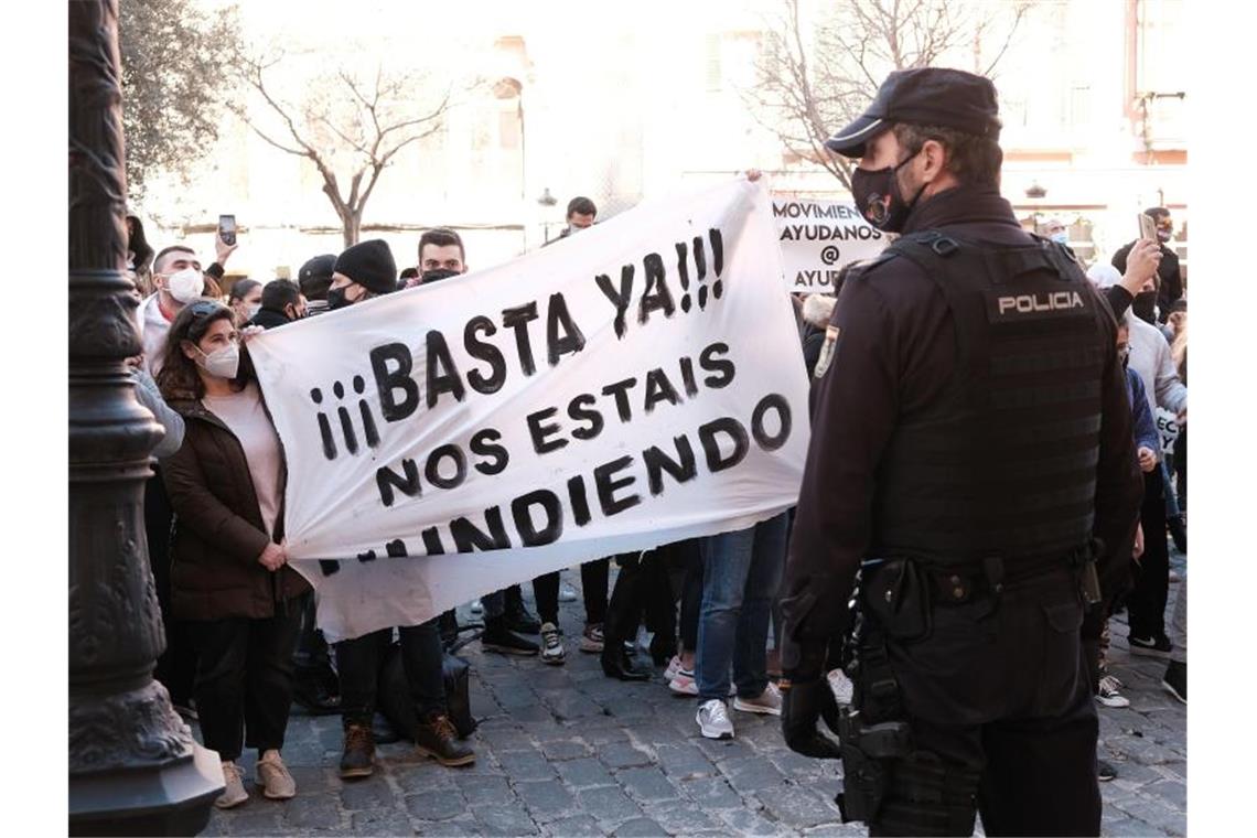 „Schluss damit, ihr ruiniert uns“ steht auf einem Banner, das Demonstranten während einer Kundgebung gegen die Corona-Maßnahmen in Palma de Mallorca halten. Foto: Isaac Buj/EUROPA PRESS/dpa
