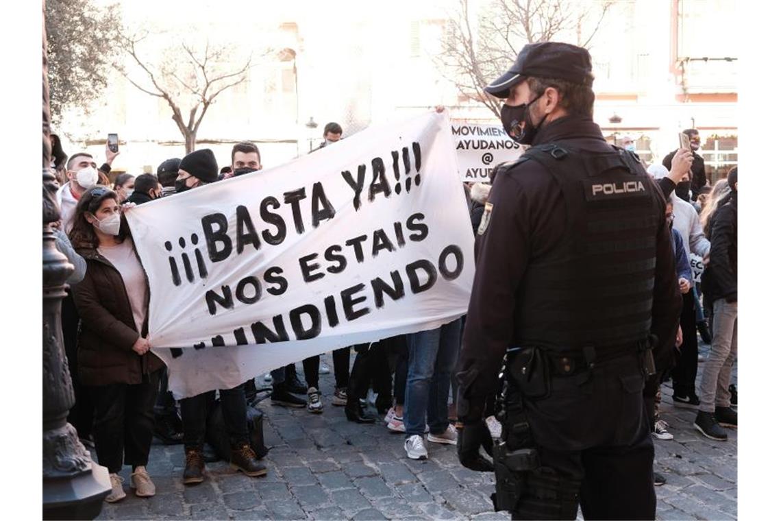 „Schluss damit, ihr ruiniert uns“ steht auf einem Banner, das Demonstranten während einer Kundgebung vor dem Consolat de Mar halten, dem Sitz der Regierung der Balearen in Palma de Mallorca. Foto: Isaac Buj/EUROPA PRESS/dpa
