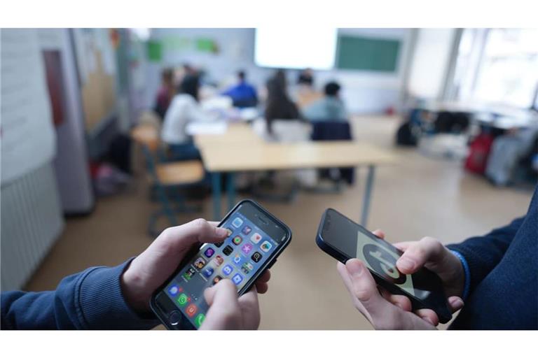 Schluss mit Bildschirmsucht? Immer mehr Schulen beschließen eigenständig Handyverbote.