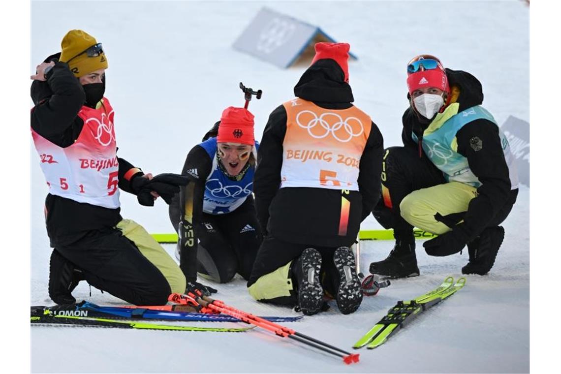 Biathletinnen befreien sich: Olympia-Bronze für die Staffel Schlussläuferin Denise Herrmann war nach dem Zieleinlauf völlig ausgepowert. Foto: Hendrik Schmidt/dpa-Zentralbild/dpa