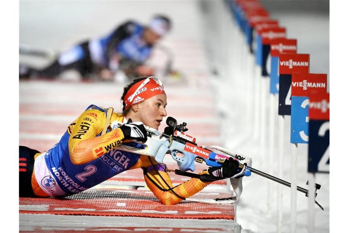 Schlussläuferin Herrmann hat die deutschen Biathletinnen im ersten Staffelrennen des Winters auf Platz drei geführt. Foto: Antti Aimo-Koivisto/Lehtikuva/AP/dpa