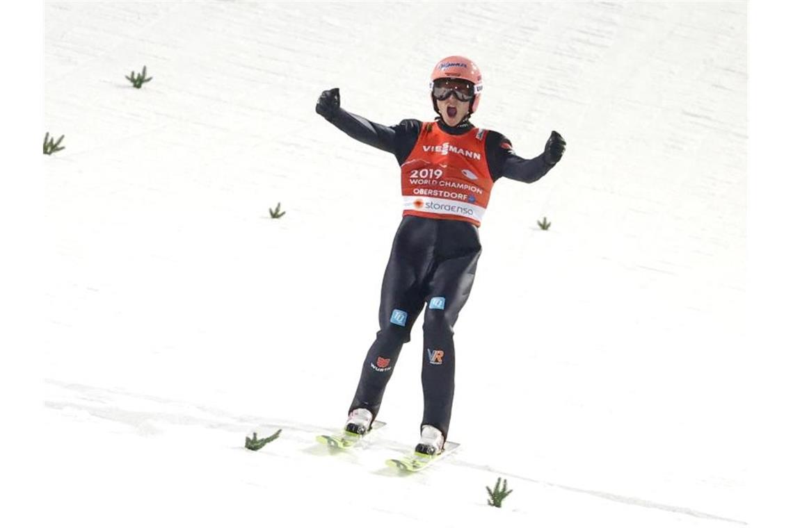 Schlussspringer Karl Geiger jubelt über seinen Sprung. Foto: Daniel Karmann/dpa