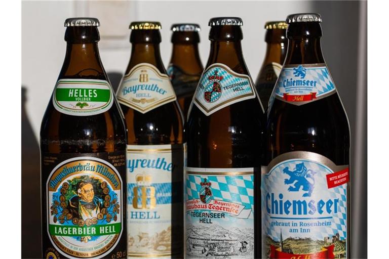 Schmeckt deutschlandweit gut: verschiedene Helle Biere aus Bayern. Foto: Fernando Gutierrez-Juarez/dpa-Zentralbild/dpa