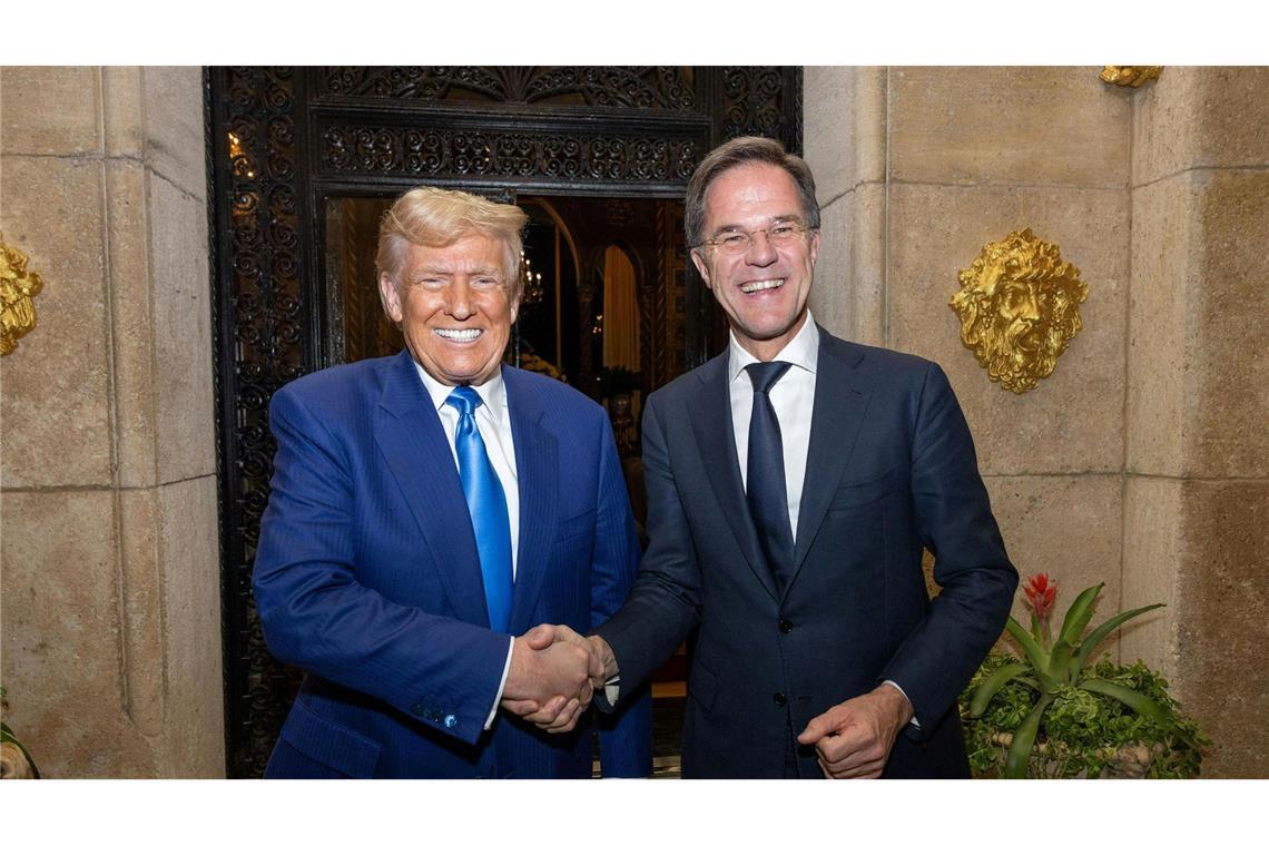Schmeicheleien von Rutte (r) finden in Trump einen gewogenen Empfänger. (Archivbild)