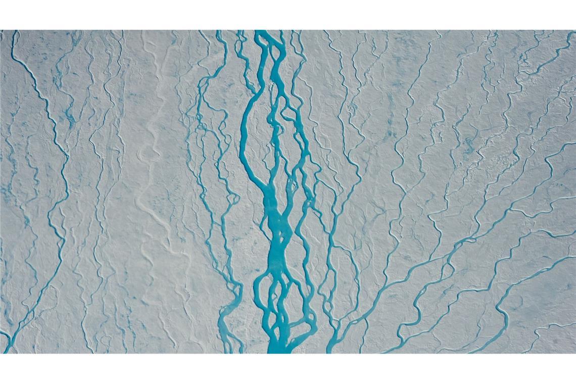 Schmelzwasserflüsse im grönländischen Inlandeis.