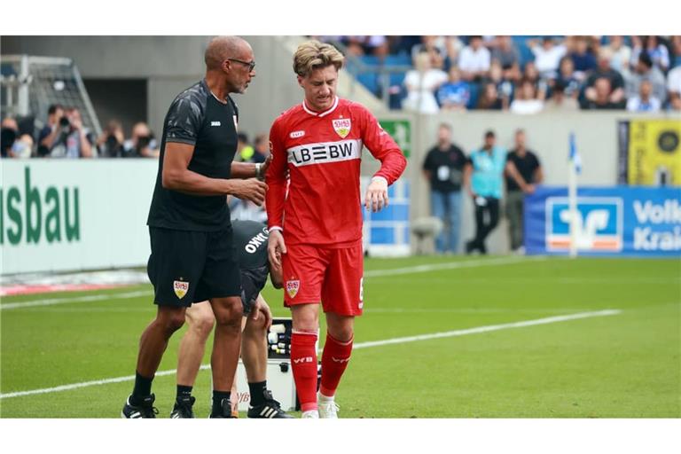 Schmerzhaft: der VfB-Taktgeber Angelo Stiller (rechts) kann in Sinsheim nicht mehr weiterspielen. Nun hat sich der Mannschaftsarzt Raymond Best das Knie genauer angeschaut.
