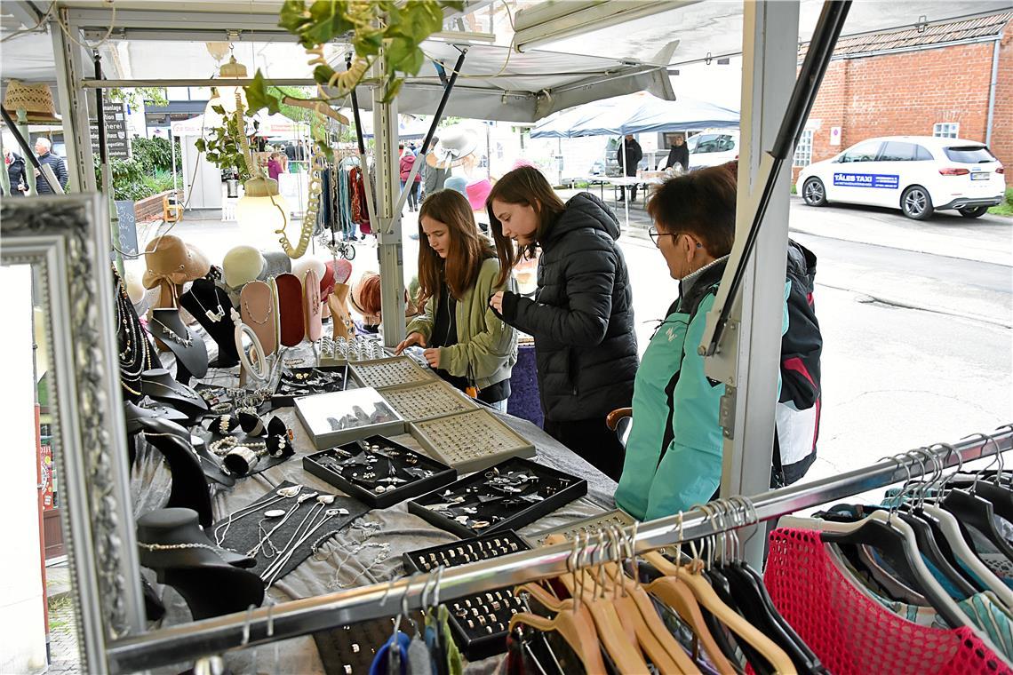 Schmuck und leichte Sommerbekleidung gibt es am Stand von Frau Klein. 20. Flecka...