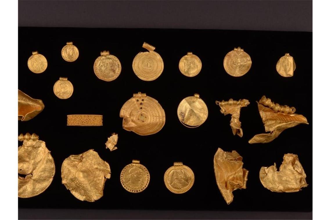 Hobbyarchäologe findet 1500 Jahre alten Schatz in Dänemark Schmuckstücke aus ganz alten Zeiten. Foto: Museumsverbund der Stadt Vejle/dpa