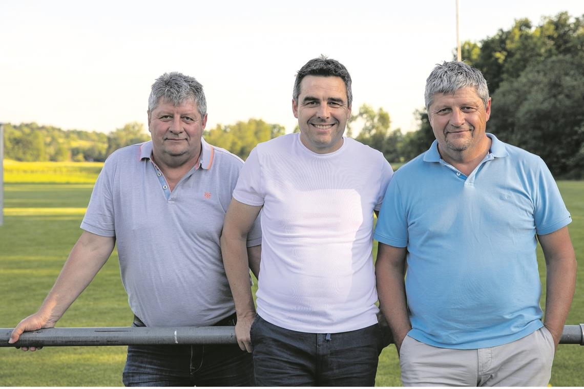 Drei Brüder, drei Klubs, ein Sport-Volksfest Schmunzeln heute noch (von links): Jürgen, Albrecht und Wolfgang Dorn. Die Brüder spielten nie zusammen in einem Verein und waren beim Aspach-Pokal stets in unterschiedlichen Trikots und Vereinen am Ball. Foto: A. Becher