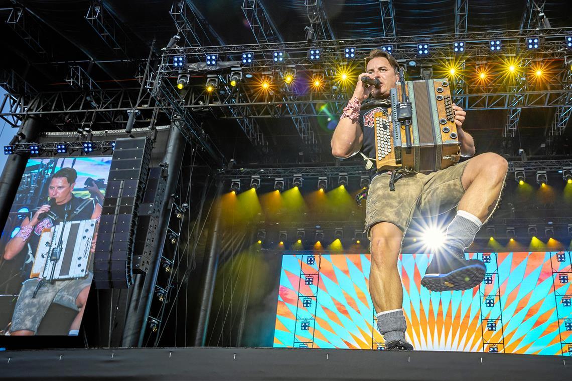Andreas Gabalier bringt die Fans im Fautenhau zum Toben Schnallt sich die Steirische um oder auch die Gitarre oder setzt sich ans Klavier: Andreas Gabalier zeigt sich vielseitig musikalisch.