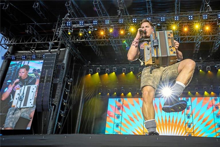 Schnallt sich die Steirische um oder auch die Gitarre oder setzt sich ans Klavier: Andreas Gabalier zeigt sich vielseitig musikalisch.
