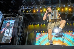 Schnallt sich die Steirische um oder auch die Gitarre oder setzt sich ans Klavier: Andreas Gabalier zeigt sich vielseitig musikalisch.