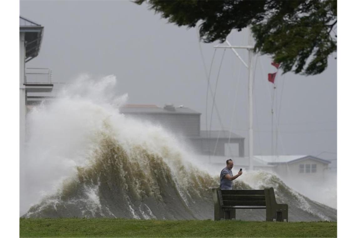 Schnappschuss vor Welle: Ein Mann macht in New Orleans ein Selfie von sich. Hurrikan „Ida“ hat das Festland erreicht. Foto: Gerald Herbert/AP/dpa