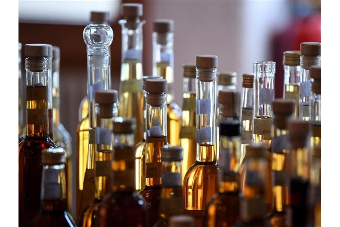 Erneut Tote duch gepanschten Alkohol in Russland Schnapsflaschen (Symbolbild). Foto: Patrick Seeger/dpa