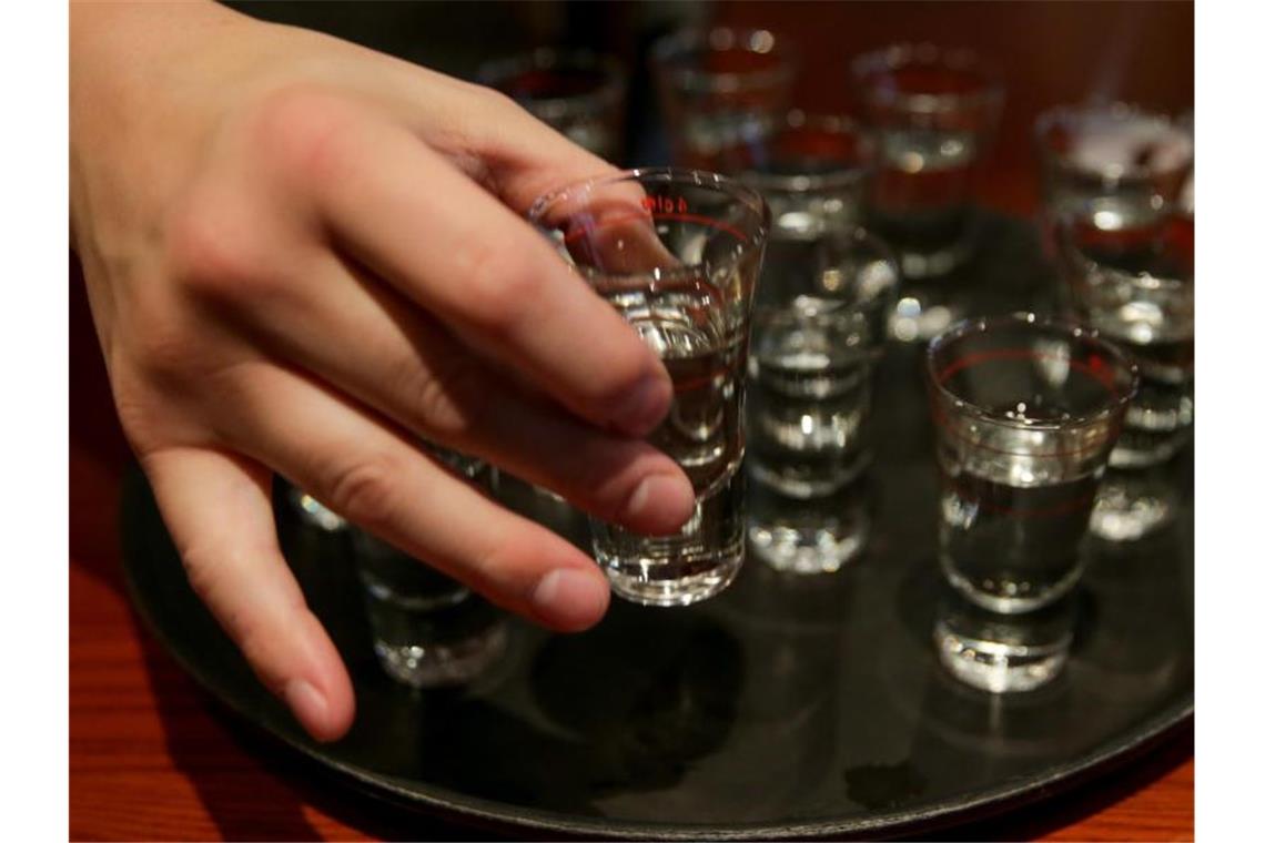 29 Tote nach Massenvergiftung mit Alkohol in Russland Schnapsgläser (Symbolfoto). Foto: Axel Heimken/dpa