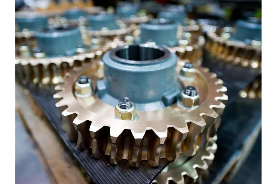 Schneckenräder, Teile eines Getriebes, liegen in einer Produktionshalle. Foto: picture alliance/dpa/Symbolbild