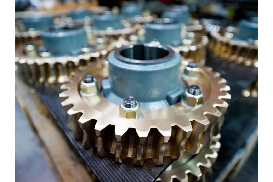 Schneckenräder, Teile eines Getriebes, liegen in einer Produktionshalle. Foto: picture alliance / dpa/Symbolbild