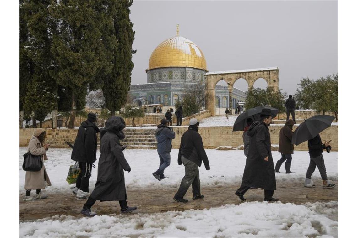 Wintersturm Elpis sorgt für seltenen Schneefall in Jerusalem Schnee auf dem Tempelberg auf dem Gelände der Al-Aqsa-Moschee. Foto: Mahmoud Illean/AP/dpa