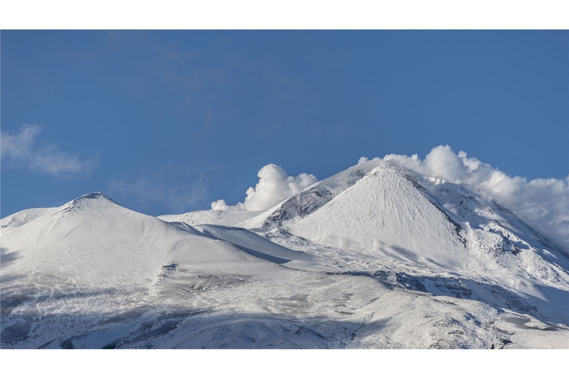 Zwei Menschen am Ätna tödlich verunglückt Schnee bedeckt die Südseite des Vulkans Ätna im Osten Siziliens. Bei Unfällen am Vulkan sind zwei Männer gestorben (Archivfoto).